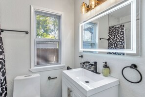 Combined shower/bathtub, hair dryer, towels, toilet paper