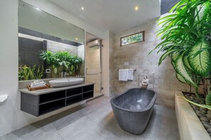 Badewanne, Haartrockner, Handtücher, Seife