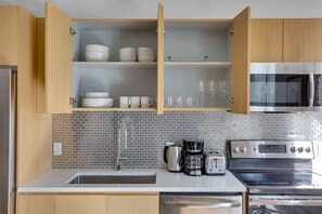 冷蔵庫、電子レンジ、オーブン、コンロ