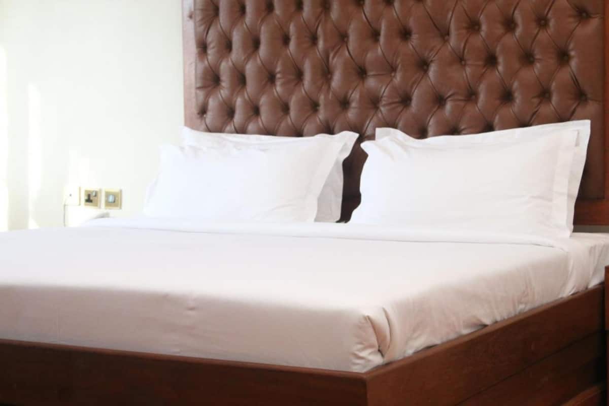 Blackout curtains, free WiFi, bed sheets