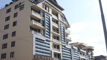 Ein mehrstöckiges Hotel mit modernem architektonischen Design, das Balkone und große Fenster aufweist.