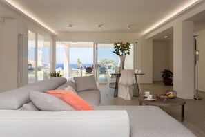 TV, DVD player - Villa Annalisa - Vacation villa rental with private pool near Trapani, Sicily (Pizzolungo)