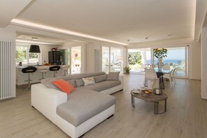 TV, DVD player - Villa Annalisa - Vacation villa rental with private pool near Trapani, Sicily (Pizzolungo)