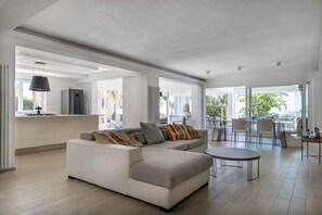 TV, DVD player - Villa Annalisa - Vacation villa rental with private pool near Trapani, Sicily (Pizzolungo)