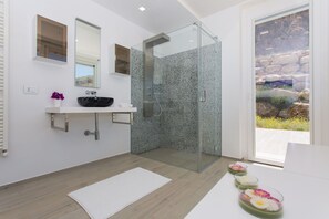 Suihku, poreamme, hiustenkuivaaja, bidee