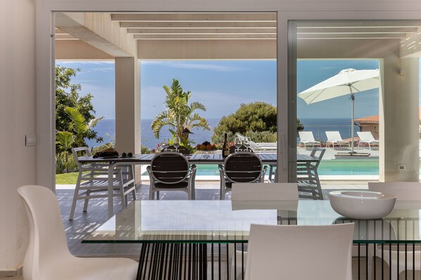 Outdoor dining - Villa Annalisa - Vacation villa rental with private pool near Trapani, Sicily (Pizzolungo)