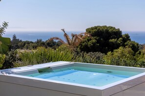 Outdoor spa tub - Villa Annalisa - Vacation villa rental with private pool near Trapani, Sicily (Pizzolungo)