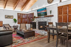 Smart TV, chimenea y libros 