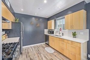 Réfrigérateur, four à micro-ondes, un four, surface de cuisson