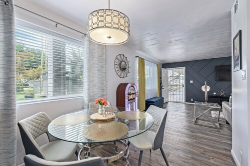 HEART of Old Town Scottsdale!! Within walking distance to many destinations!