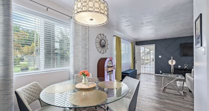 HEART of Old Town Scottsdale!! Within walking distance to many destinations!