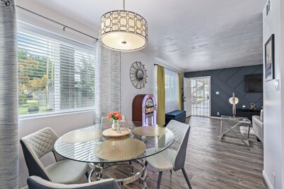 HEART of Old Town Scottsdale!! Within walking distance to many destinations!