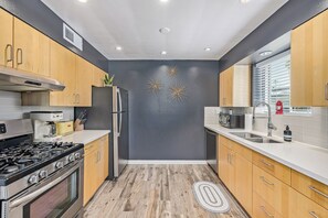 Réfrigérateur, four à micro-ondes, un four, surface de cuisson