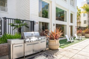 Terrace/patio - Lovely San Mateo 2BR w/ Gym, Pool, Clubhouse & W/D, nr 101, by Blueground (San Mateo)