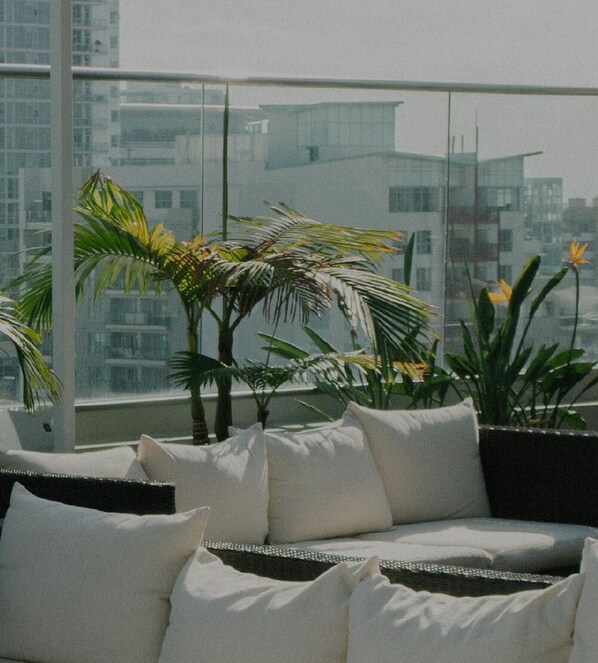 Property grounds - Sunlit Pentagon City 2BR w/ W/D & Gym, nr Metro, by Blueground (Northern Virginia)