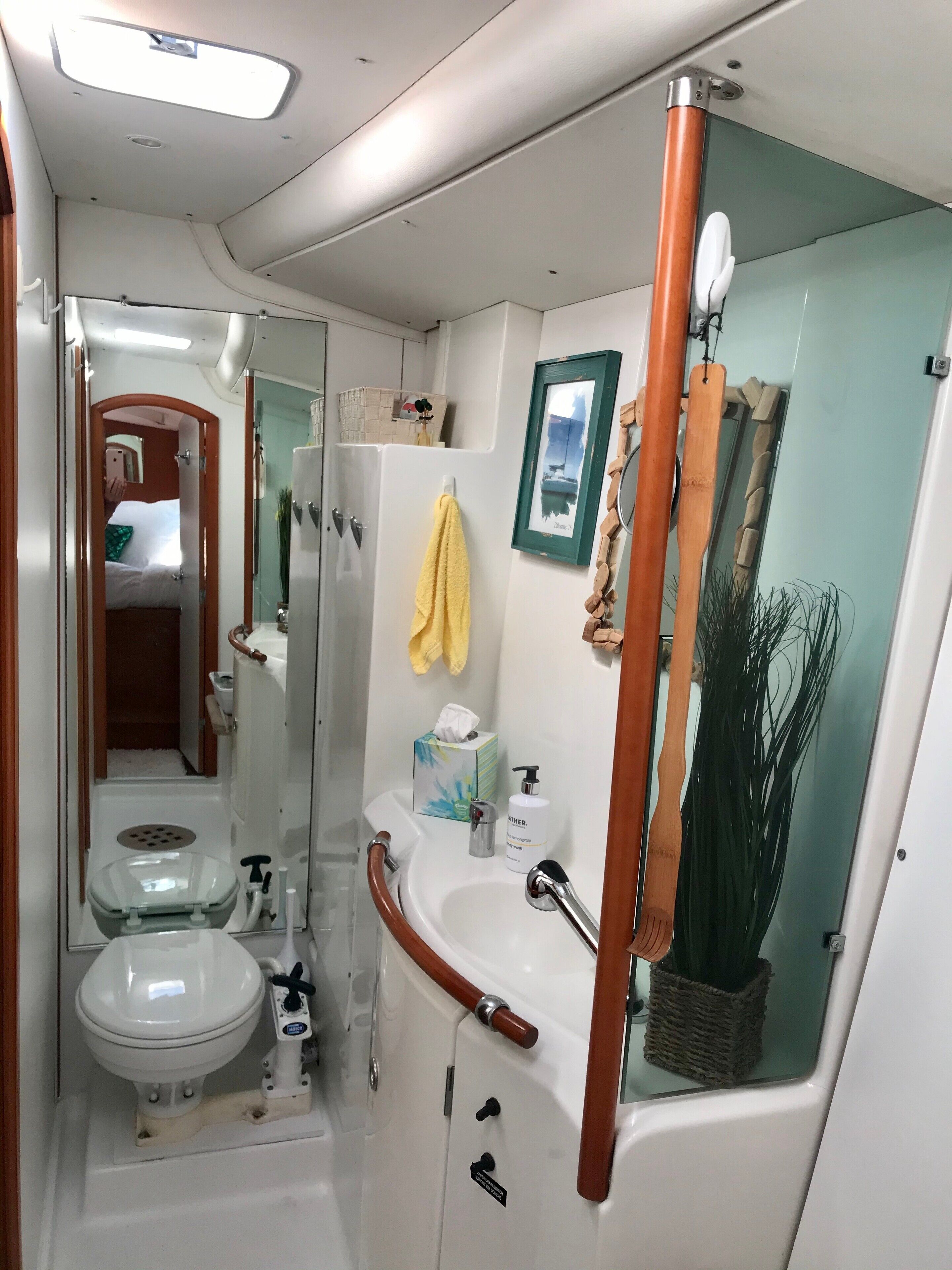 Douche, serviettes fournies, papier toilette