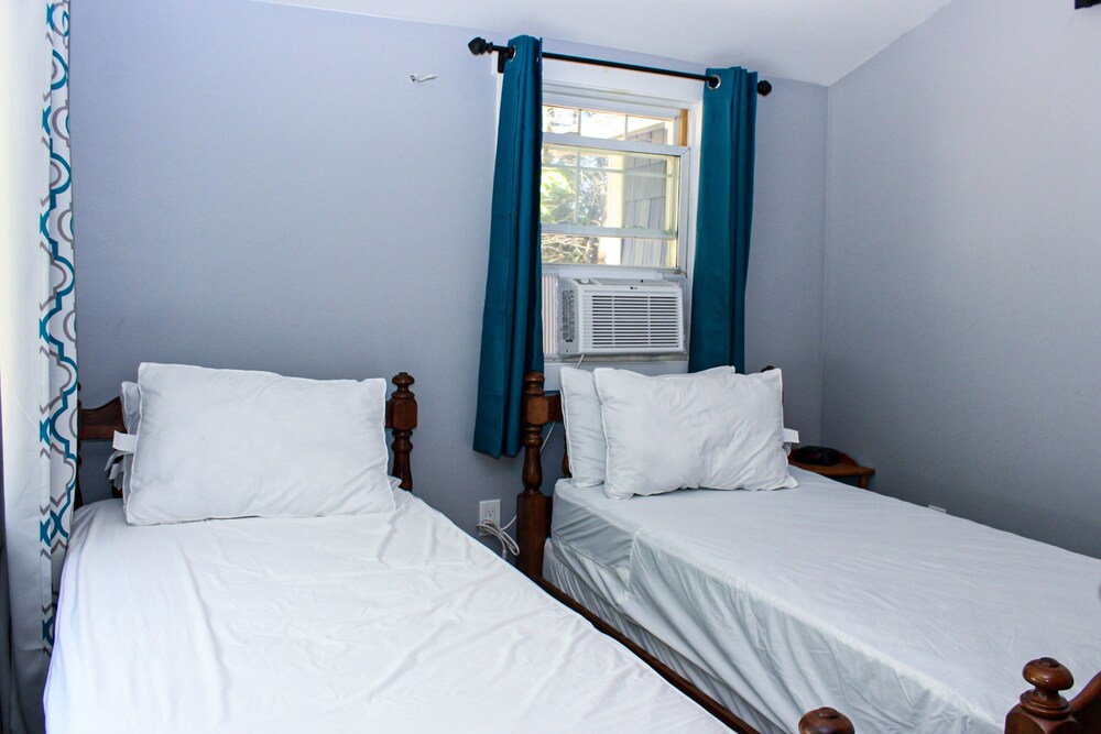 Lakefront home with a deck, gas grill, WiFi, dock & golf nearby