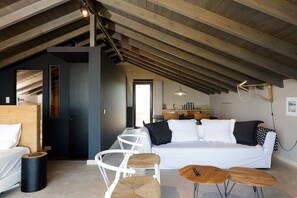 Een smart-tv, een open haard en een kantoor