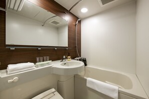 Ensemble douche/baignoire, sèche-cheveux, chaussons, serviettes fournies
