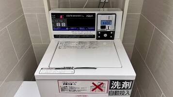 A white washing machine with a digital display and a price tag of ¥400.