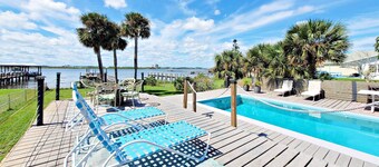 FREE DAILY ACTIVITIES!-Sunset Palms Retreat on Halifax River-Private Dock- Pool-BBQ Grill-Fire Pit!