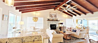 FREE DAILY ACTIVITIES!-Sunset Palms Retreat on Halifax River-Private Dock- Pool-BBQ Grill-Fire Pit!