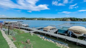 A marina with docks, boats, and a grassy area with a stone border. - Sparrow's Nest - Stay at the lake, walk to Noah's Ark! (Wisconsin Dells)