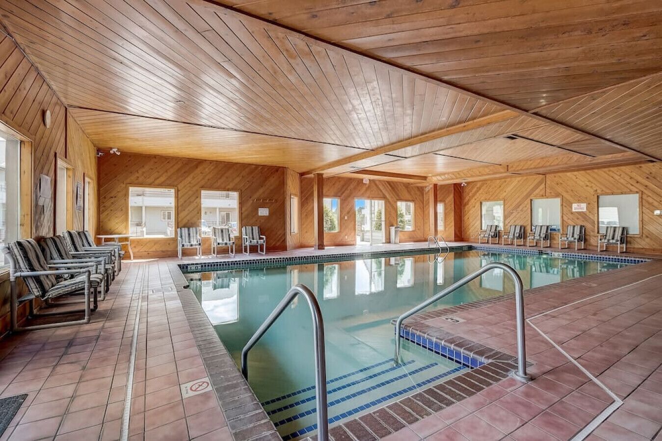 Una piscina techada, una piscina climatizada