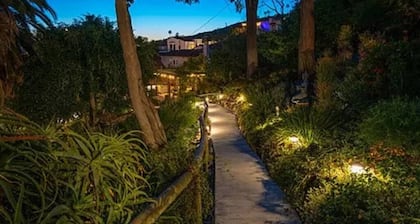 Hollywood Bowl Hideaway + Parking Garage + Dog OK