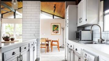 Frigorífico, microondas, horno y placa de cocina