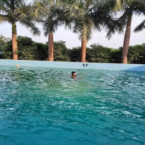 2 outdoor pools