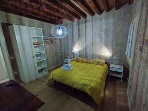 3 slaapkamers, een strijkplank/strijkijzer, gratis wifi, beddengoed