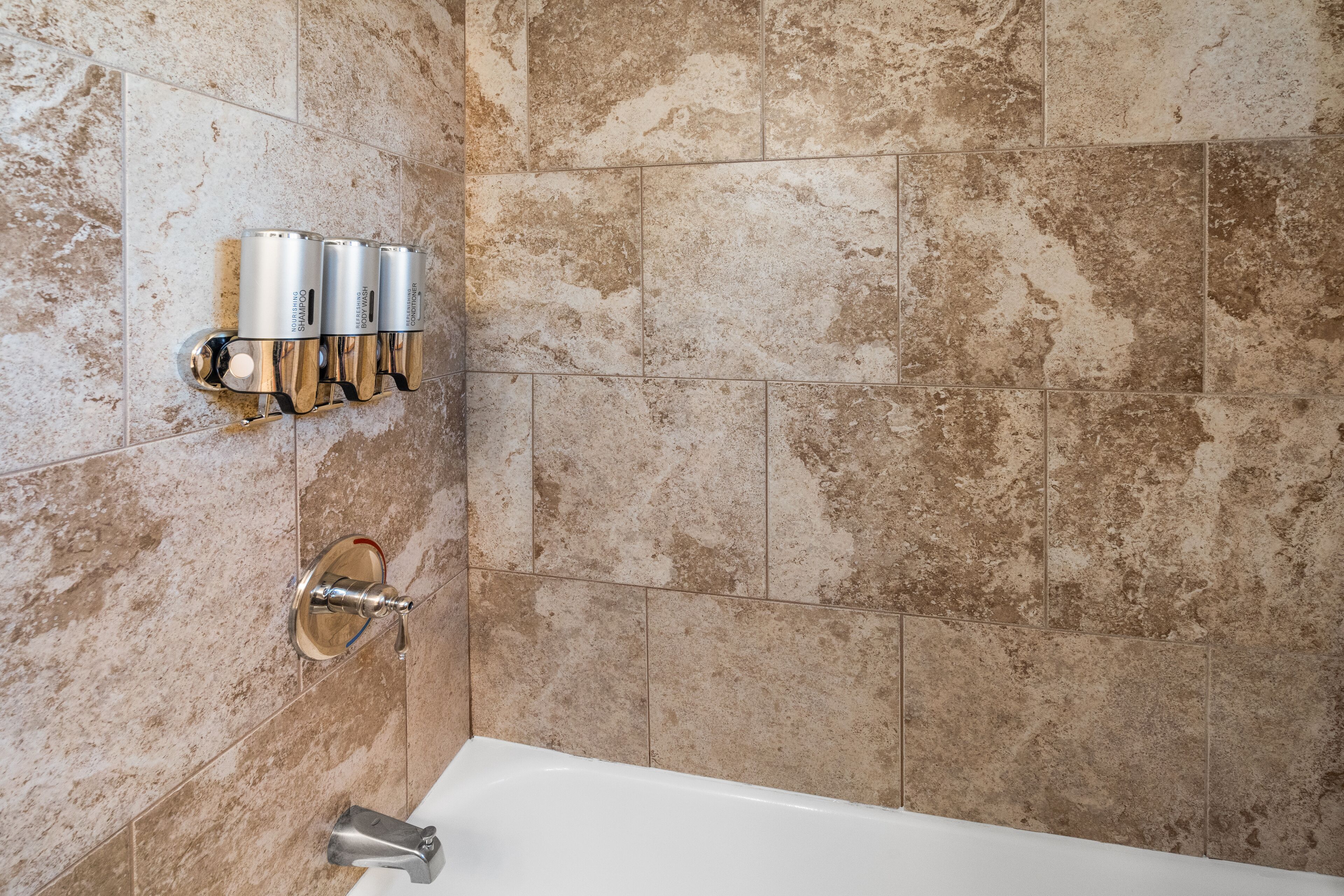 Duschwanne, Haartrockner, Handtücher, Seife