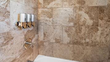 Duschwanne, Haartrockner, Handtücher, Seife