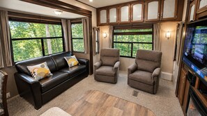 Smart TV, fireplace, stereo - Private Wooded Retreat, Hot Tub/Tiny Home Escape! (Pigeon Forge)