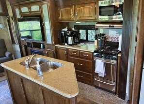 Fridge, microwave, oven, stovetop - Private Wooded Retreat, Hot Tub/Tiny Home Escape! (Pigeon Forge)