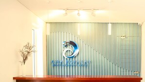 Mostrador de recepción con el logotipo y el nombre de 'Aira Boracay Beachfront Hotel'.