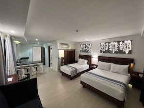 Chambre Familiale, non-fumeurs, vue mer | Minibar, coffres-forts dans les chambres, ameublement personnalisé