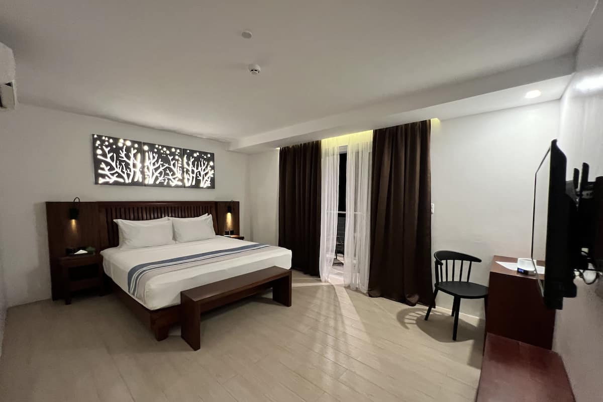 Superior Room, Non Smoking, Sea View | Minibar, in-room safe, individually furnished, desk