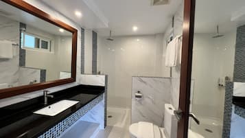 Habitación doble Deluxe, para no fumadores, vista al mar | Baño | Regadera, regadera tipo lluvia, amenidades de baño gratuitas