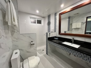 Douche, douche à « effet pluie », articles de toilette gratuits