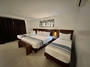 Habitación doble Deluxe, para no fumadores, vista al mar | Minibar, caja de seguridad en la habitación y muebles diferentes