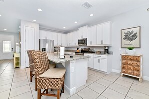 Kylskåp, mikrovågsugn, ugn och spishäll