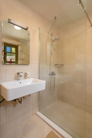 Shower, hair dryer, towels, soap - David's Villas - Villa Patricia Open Plan Villa with Pool (Zakynthos)