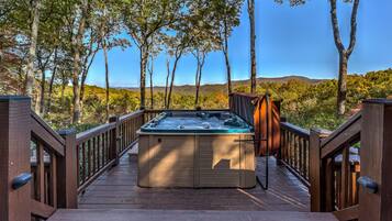 Cabin, 4 Bedrooms, Mountain View | Private spa tub