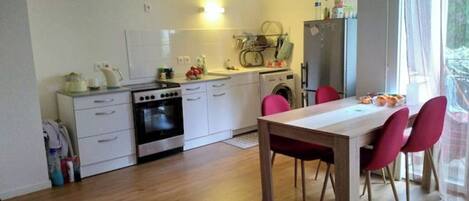 冷蔵庫、電子レンジ、オーブン、コンロ