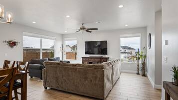 House, 4 Bedrooms | Living room