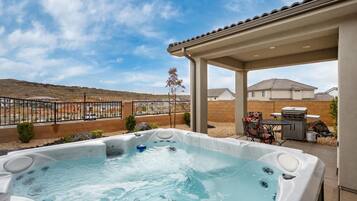 House, 4 Bedrooms | Private spa tub
