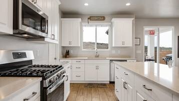 House, 4 Bedrooms | Private kitchen