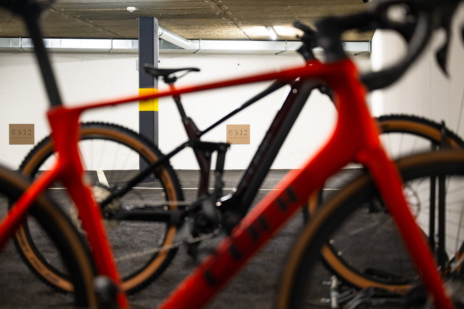 Una bicicleta estacionada en un garaje con un letrero visible que indica el número 6532.